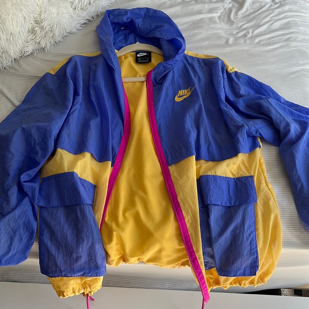 Womans Nike wind breaker size small